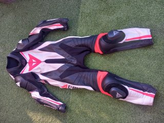 Mono dainese talla 54