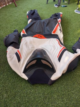 Mono dainese talla 54