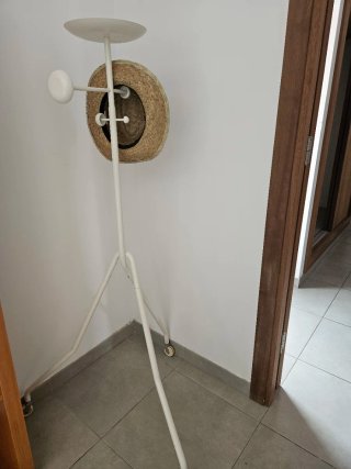 Perchero de metal blanco con ruedas
