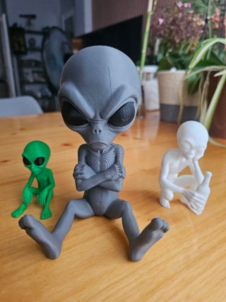 Figura Alien Gris Sentado (Mediano)