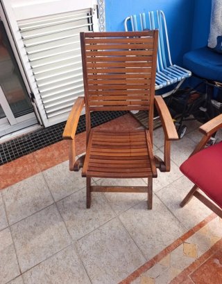 Sedie in legno massello con cuscini rossi