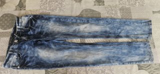 Pantalón vaquero pitillo azul y blanco
