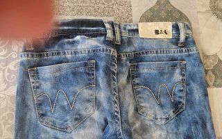Pantalón vaquero pitillo azul y blanco