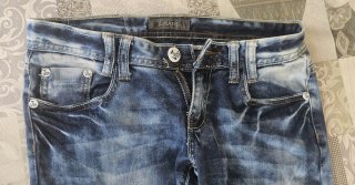 Pantalón vaquero pitillo azul y blanco