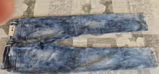 Pantalón vaquero pitillo azul y blanco