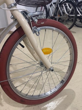 Bicicleta infantil color crema. 20 pulgadas