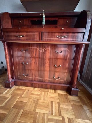 Mueble de nogal con cajones