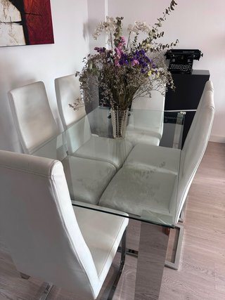 Mesa cristal y 6 sillas polipiel