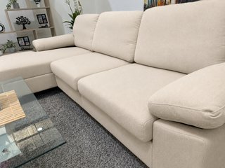Sofá chaise longue beige con brazos acolchados