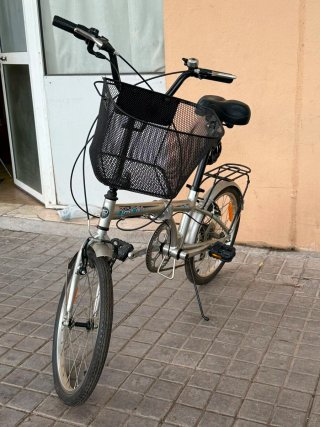 Bicicleta Plegable Plata con Cesta y sillín extra.