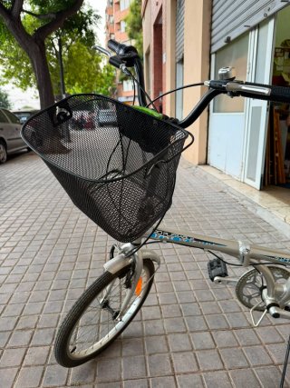 Bicicleta Plegable Plata con Cesta y sillín extra.