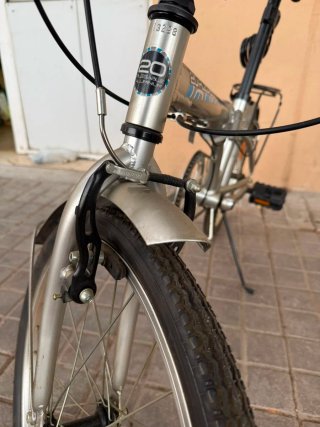 Bicicleta Plegable Plata con Cesta y sillín extra.