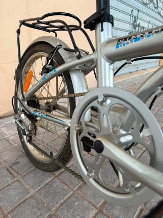 Bicicleta Plegable Plata con Cesta y sillín extra.