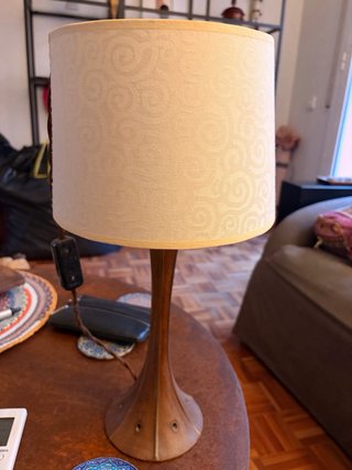 Lámpara de mesa madera y tela.