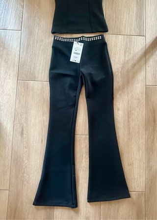 Conjunto top y pantalón flare tachas negro