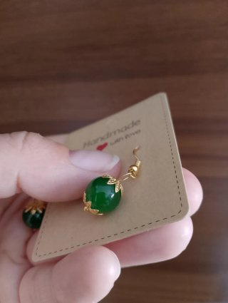 Orecchini fatti a mano con perle verdi