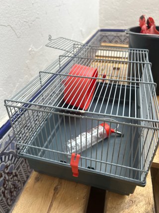 Jaula para hámster gris con bebedero