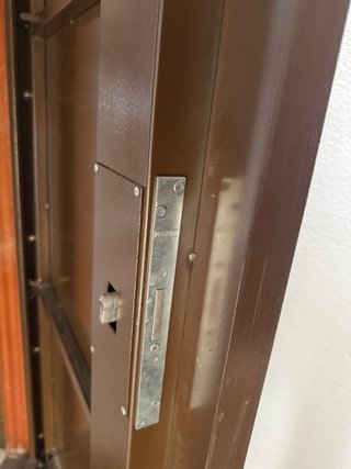Puerta blindada antiokupa metálica