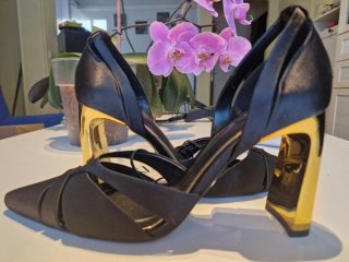 Zapatos de tacón negros con detalle dorado