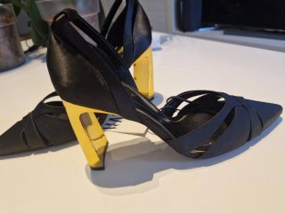 Zapatos de tacón negros con detalle dorado