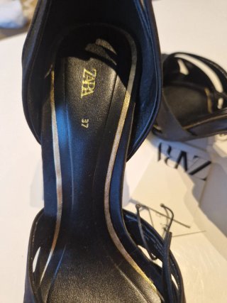 Zapatos de tacón negros con detalle dorado