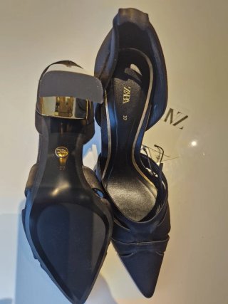 Zapatos de tacón negros con detalle dorado