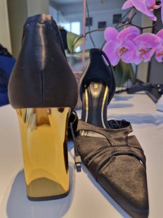 Zapatos de tacón negros con detalle dorado