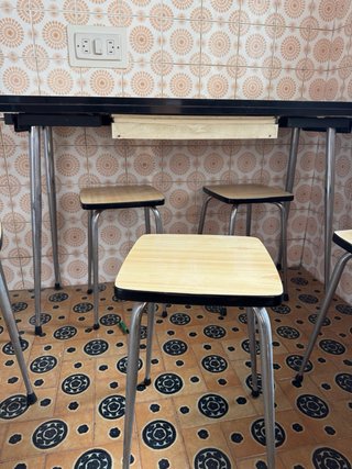 Mesa plegable cocina y 4 taburetes