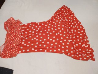 Vestido rojo con lunares blancos