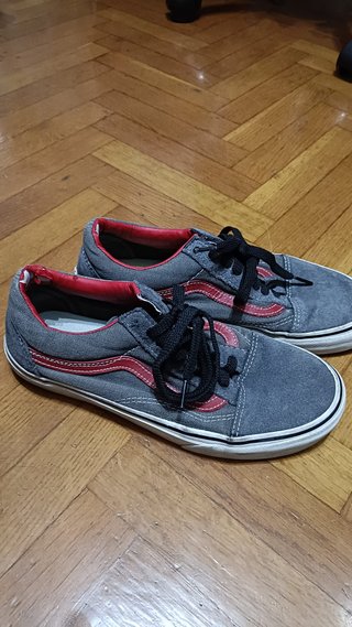 Zapatillas Vans grises y rojas