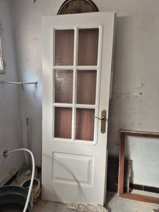Puerta blanca con cristal