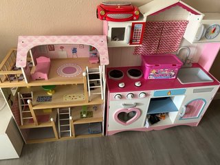 Cocina de juguete y casa de muñecas