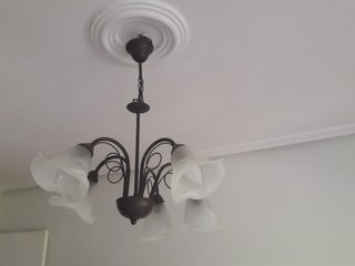 Lámpara de forja con tulipas de cristal