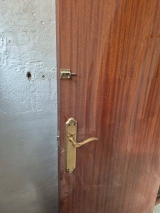 Puerta de madera marrón con manilla
