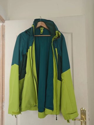 Chaqueta de membrana verde y amarilla