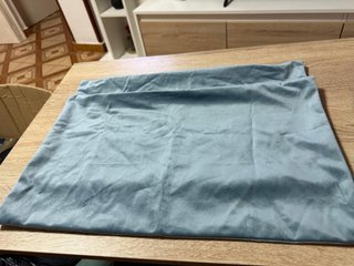 Funda de almohada azul de terciopelo