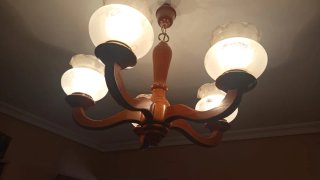 Lámpara de madera y cristal