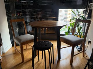 Mesa redonda y 2 sillas de comedor IKEA