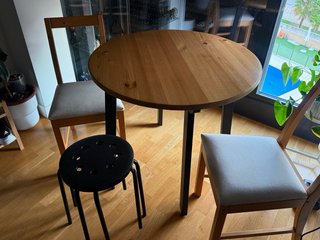 Mesa redonda y 2 sillas de comedor IKEA