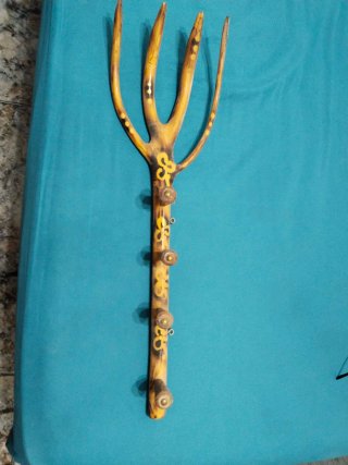 Percha de madera labrada artesanal