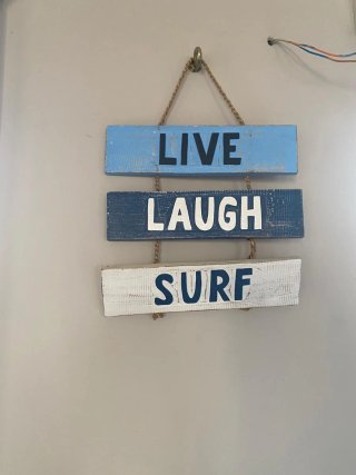 Cartel de madera Live Laugh Surf