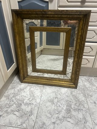 Espejo dorado con marco de madera