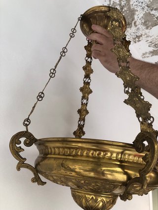 Lámpara de aceite de iglesia antigua