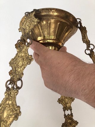 Lámpara de aceite de iglesia antigua