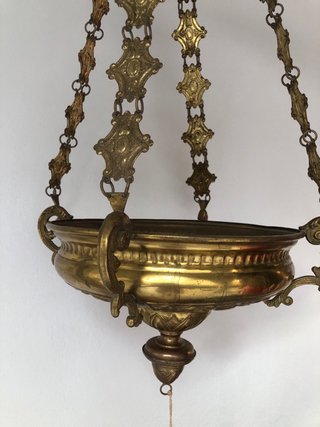 Lámpara de aceite de iglesia antigua