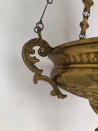 Lámpara de aceite de iglesia antigua