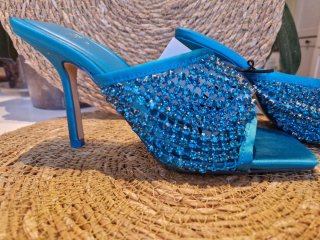 Sandalias de fiesta azules con pedrería