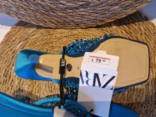 Sandalias de fiesta azules con pedrería