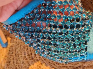 Sandalias de fiesta azules con pedrería