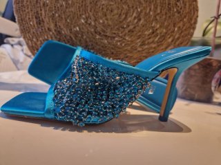 Sandalias de fiesta azules con pedrería